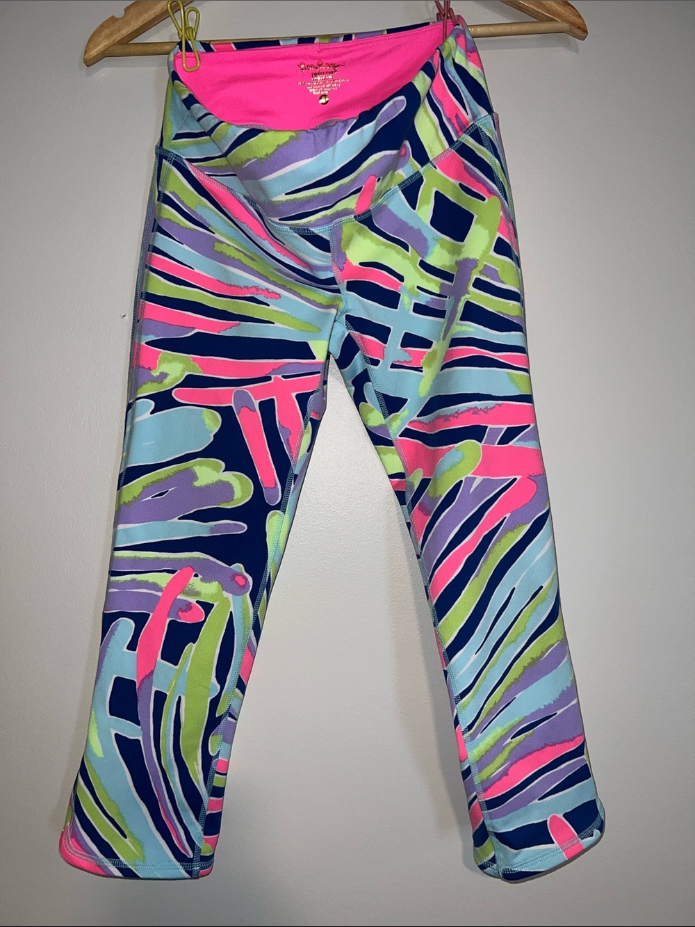 Lilly Pulitzer Size Small - Multicolor Active Capri Leggings - Pink & Navy Print